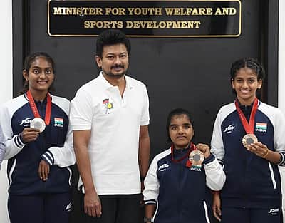 பாராலிம்பிக் வீராங்கனைகளை பாராட்டிய உதயநிதி!